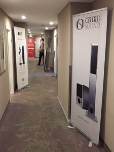 Das Orbid Sound Banner zwischen den Ausstellungsräumen